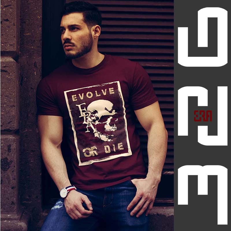 hombre con Playera roja cráneo evolve