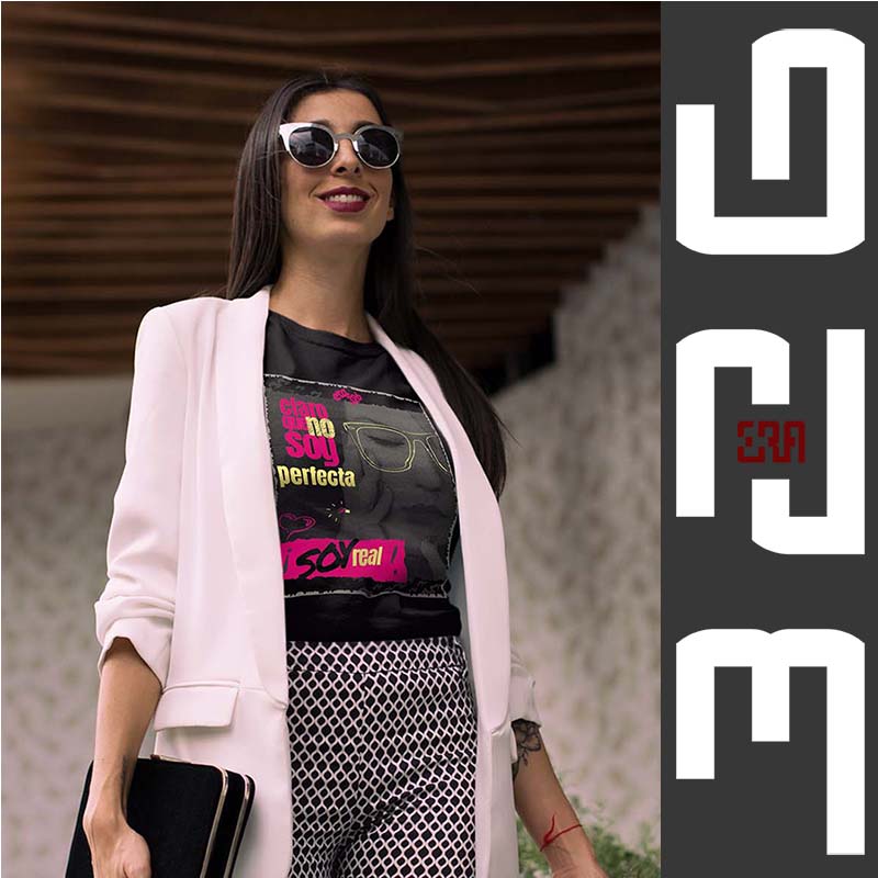 Mujer con Playera negra mujer gafas